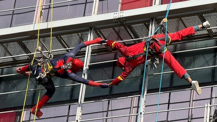 I supereroi acrobatici arrivano dal cielo e fanno tappa all’ospedale di Bergamo