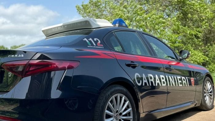 minaccia di volersi buttare nell8217adda carabinieri e pompieri lo bloccano