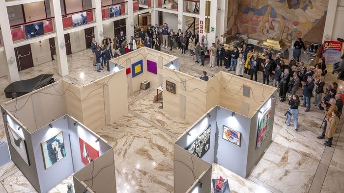 Mostra al foyer del Teatro Donizetti per raccogliere fondi per «La Casa di Leo»