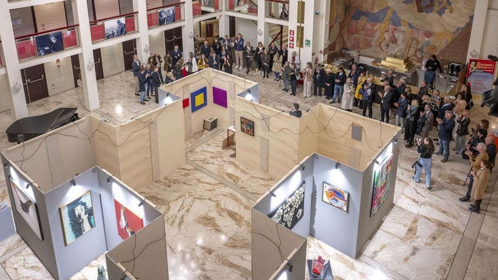 Lamostra inaugurata nel foyer del teatro Donizetti il cui ricavato sarà devoluto a «La Casa di leo»