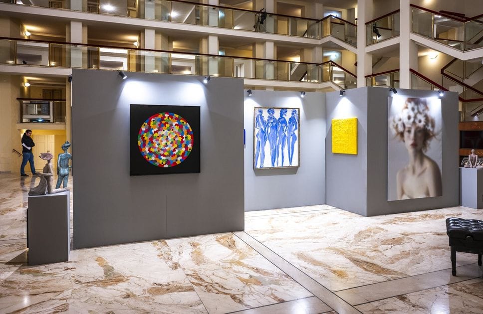 Nel ridotto Gavazzeni del Teatro Donizetti, inaugurazione della mostra collettiva di artisti internazionali dal titolo «Arte con il cuore» visitabile fino al 5 ottobre. Il ricavato della Galleria sarà devoluto a sostegno de La Casa di Leo