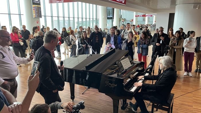 https://storage.ecodibergamo.it/media/photologue/2025/10/4/photos/cache/orio-sorpresa-ai-gate-arriva-morgan-e-si-mette-al-piano-video_b1706232-a110-11f0-85d5-8e765c89b52c_1920_1080_v3_large_16_9.jpeg