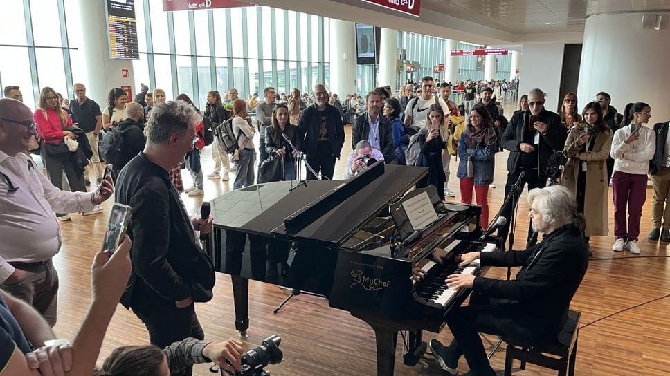 Morgan al pianoforte a coda in aeroporto a Orio al Serio