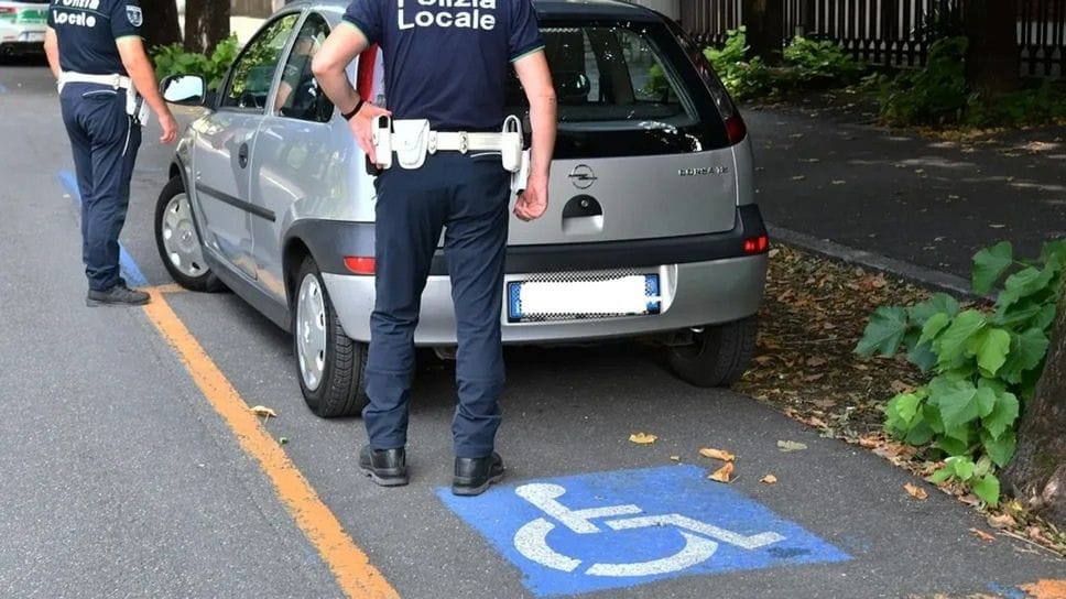 Polizia locale di Treviglio durante un controllo di una vettura in sosta in uno stallo dedicato ai disabili