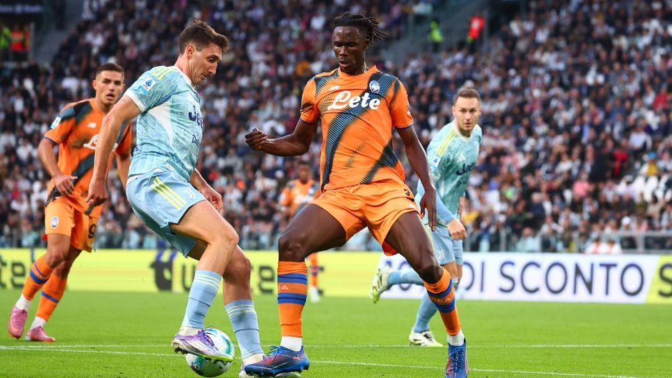 Odilon Kossounou in azione contro Cambiaso nella gara contro la Juventus. L’ivoriano, convocato in nazionale, è ai box per un risentimento muscolare