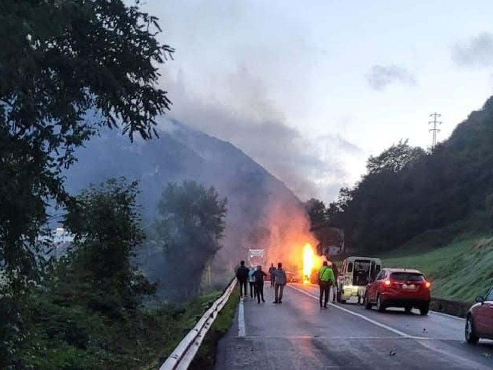 L’auto in fiamme