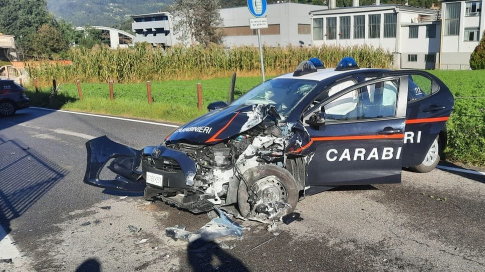 L’auto dei carabinieri coinvolta nell’incidente a Gandino L’auto dei carabinieri coinvolta nell’incidente a Gandino