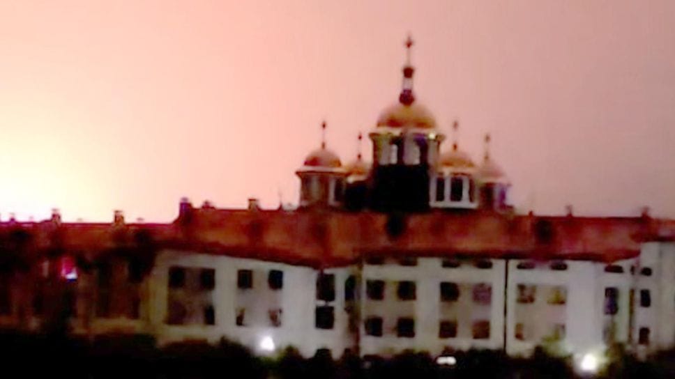 Gli attacchi sono iniziati a ovest di Kiev nell’Oblast di Zhytomyr e seguiti a Rivne e soprattutto a Leopoli. Nello scatto i bagliori delle esplosioni