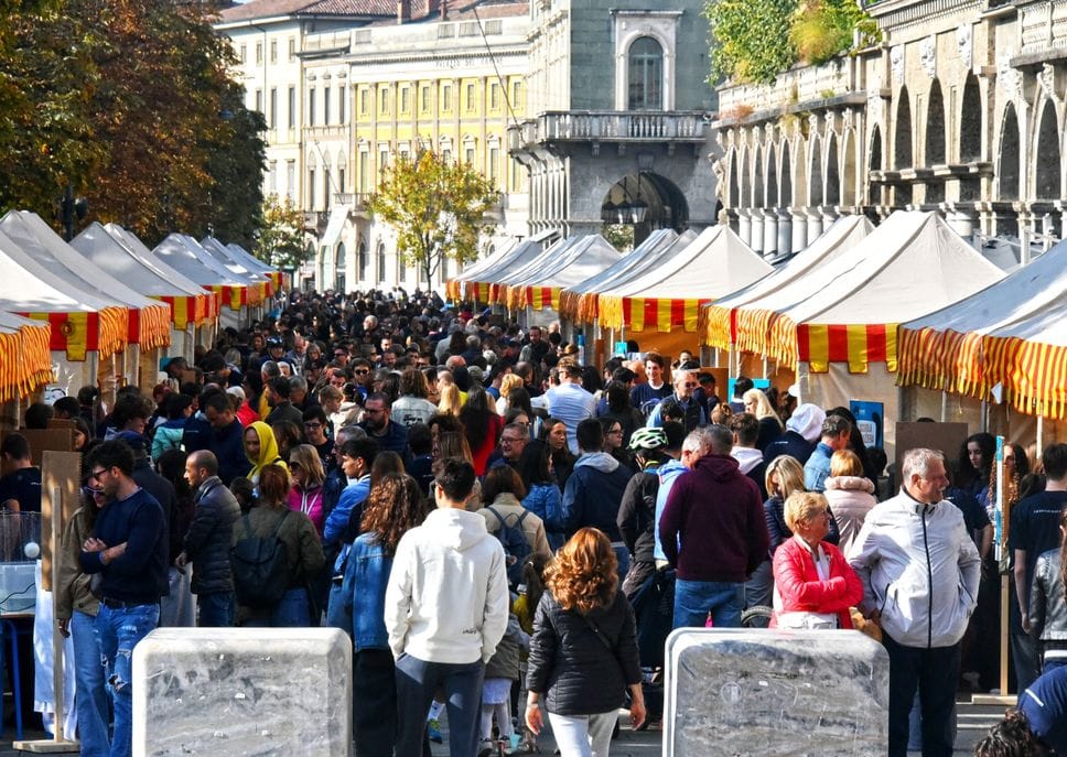 Una folla incuriosita  sul Sentierone di fronte alla varietà di proposte a «La scuola in piazza»