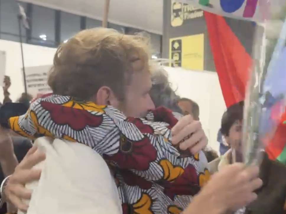 L’abbraccio tra Dario Crippa e la mamma, Marzia Marchesi