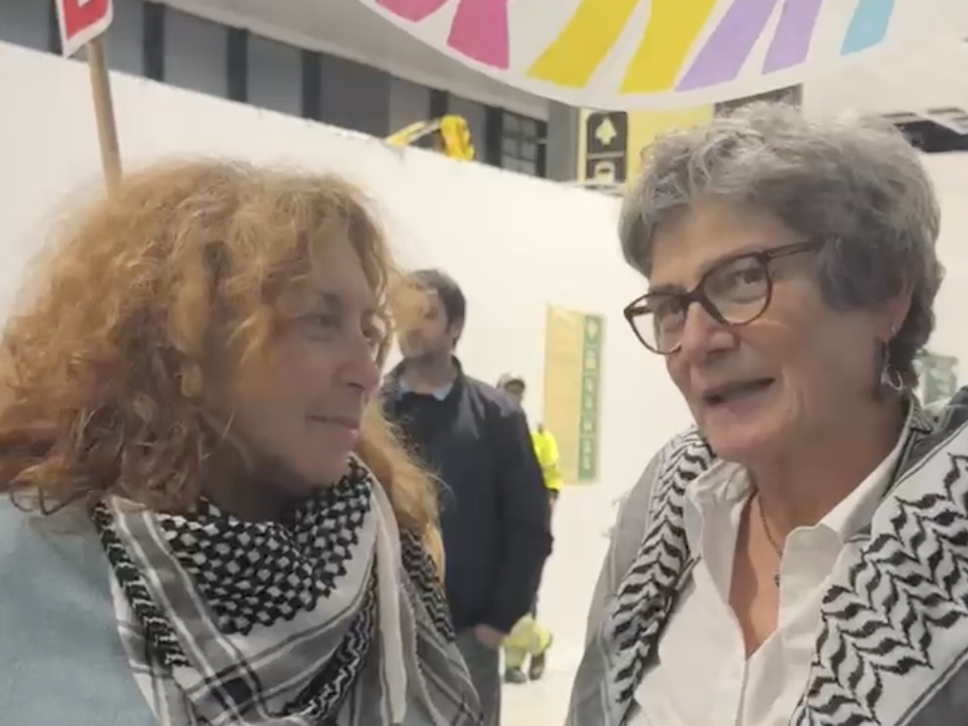 Da sinistra Maria Elena Delia, portavoce della delegazione italiana della Flotilla, con Marzia Marchesi, assessora del Comune di Bergamo e mamma di Dario Crippa