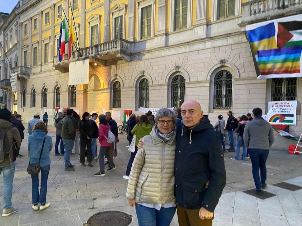 Marzia Marchesi e Paolo Crippa, i genitori di Dario,domenica sera al presidio in piazza Matteotti