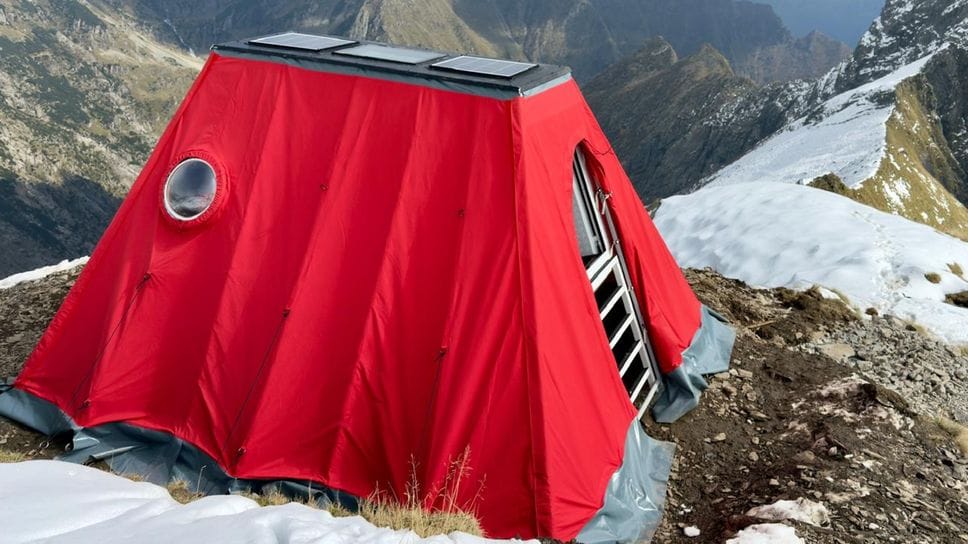 Il nuovo bivacco Frattini; continuerà ad avere la funzione di presidio di emergenza