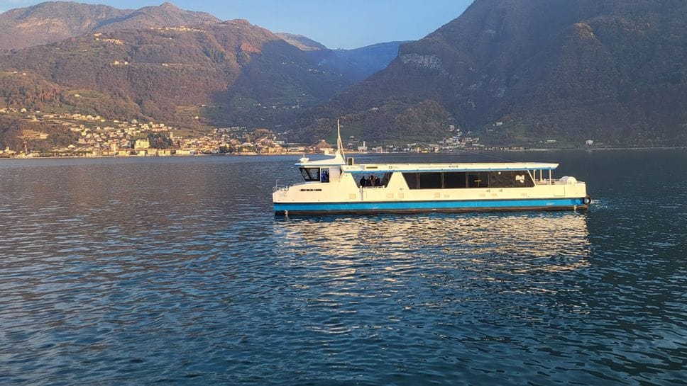 Motonave sul lago d’Iseo