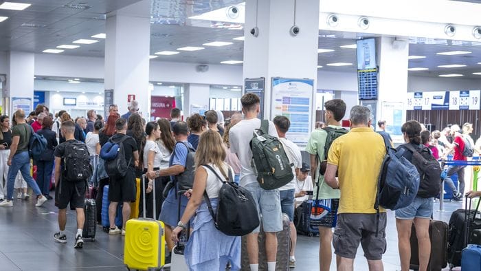 https://storage.ecodibergamo.it/media/photologue/2025/10/6/photos/cache/orio-al-serio-passeggera-lancia-una-borraccia-contro-una-hostess_29c17d68-a2a4-11f0-ab25-27d30ab876f4_1920_1080_v3_large_16_9.jpg
