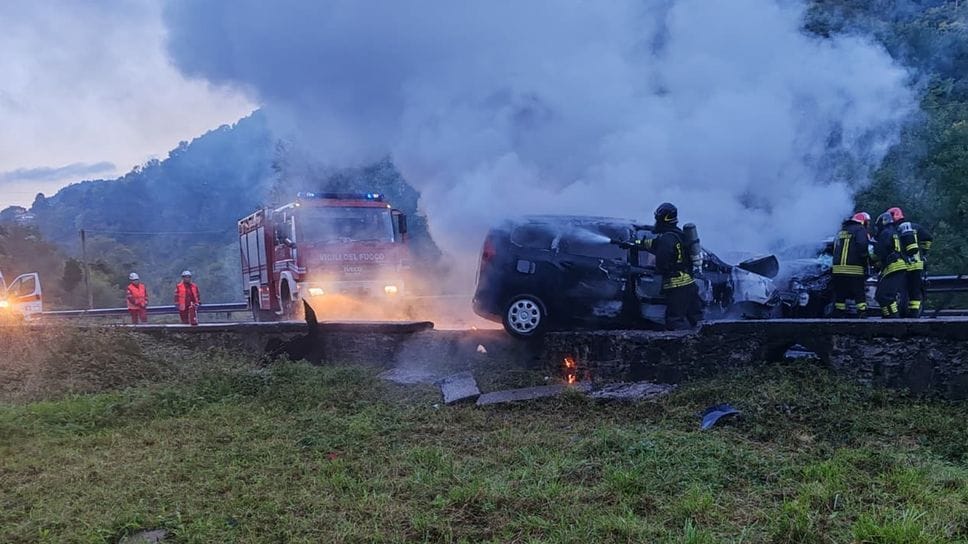Le operazioni di spegnimento dei mezzi incendiati dopo il violento schianto di domenica 5 ottobre