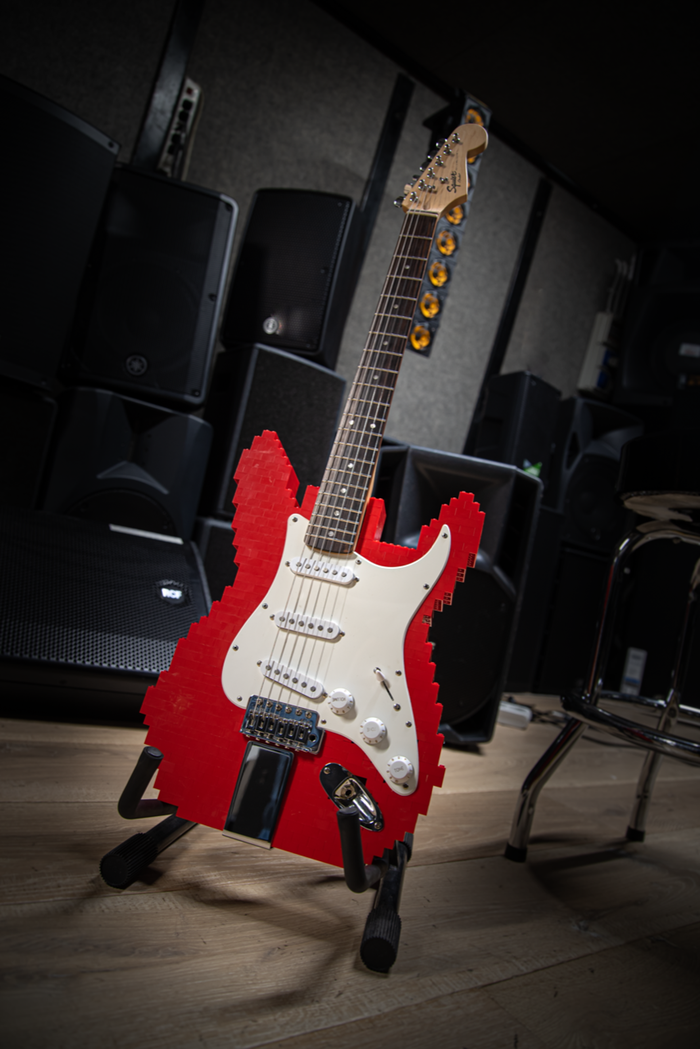 Una chitarra elettrica realizzata con i Lego