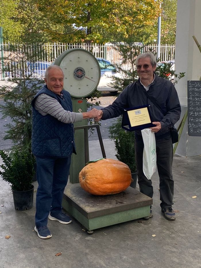 Arnaldo Manenti con la sua zucca vincitrice