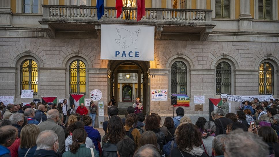 Dario Crippa al presidio davanti a Palazzo Frizzoni