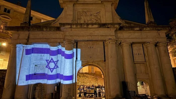 https://storage.ecodibergamo.it/media/photologue/2025/10/7/photos/cache/lassociazione-italia-israele-di-bergamo-ricorda-il-7-ottobre-da-allora-troppe_d1131b06-a38c-11f0-ab25-27d30ab876f4_1920_1080_v3_large_16_9.jpg
