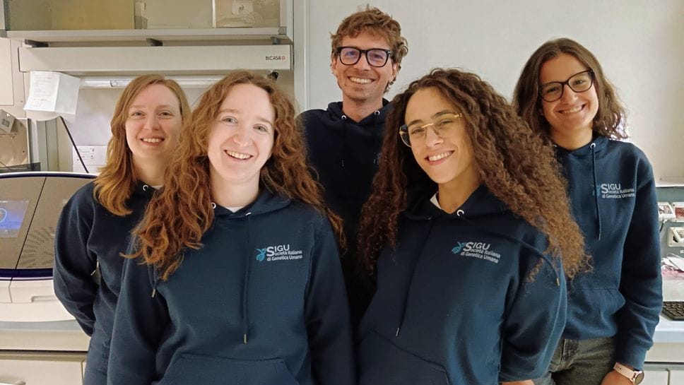 I cinque premiati al Congresso Sigu: da sinistra, la genetista Camilla Lucca, la specializzanda Chiara Mongodi, il bioinformatico Matteo Bellini, le specializzande Lucrezia Goisis e Francesca Cappuccini.