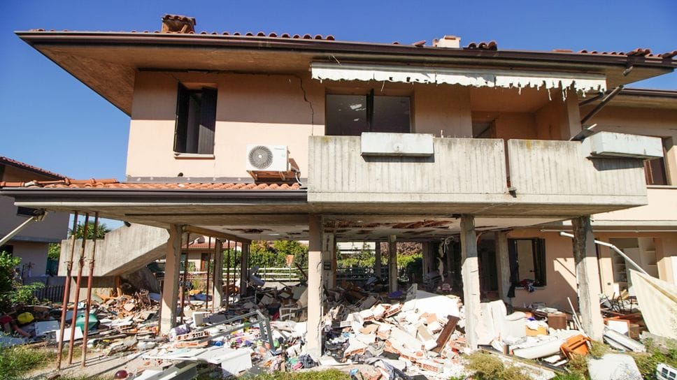 La palazzina C di via Isolabella, a Bagnatica, è stata devastata da un’esplosione la mattina del 27 maggio scorso La palazzina C di via Isolabella, a Bagnatica, è stata devastata da un’esplosione la mattina del 27 maggio scorso