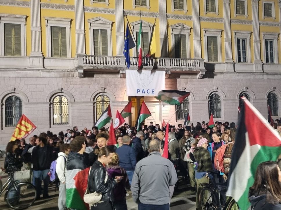 I manifestanti fuori da Palazzo Frizzoni
