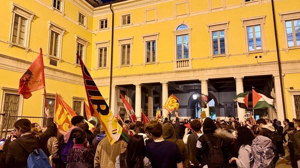 I manifestanti a Palazzo Frizzoni