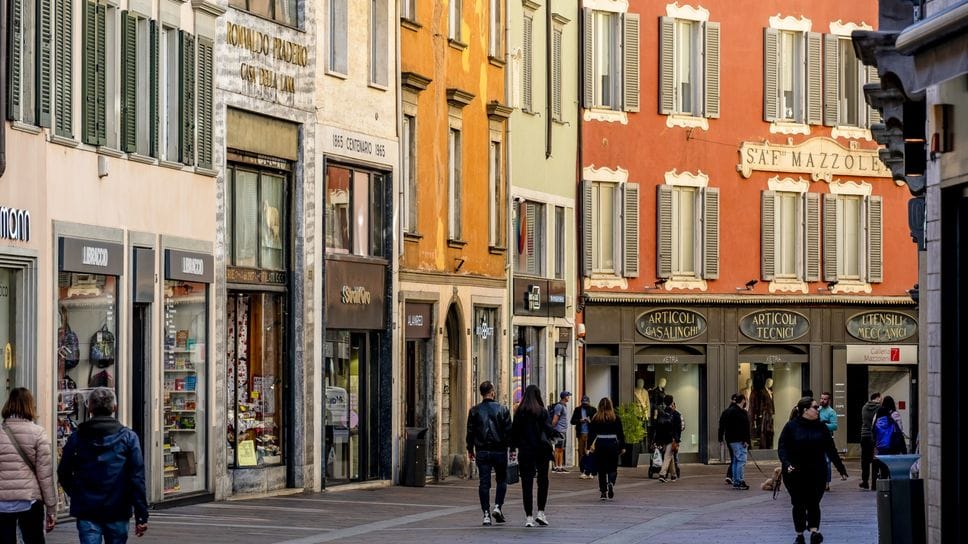 In città sono presenti 1.432 attività di commercio al dettaglio, di cui 234 alimentari e 1.198 non alimentari. Rappresentano il 16,4% delle imprese orobiche nel commercio