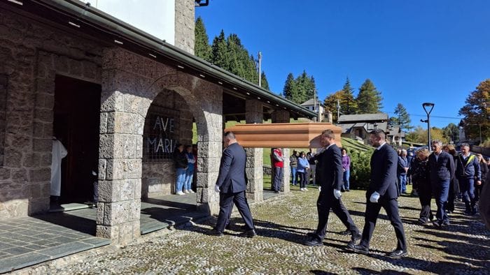 https://storage.ecodibergamo.it/media/photologue/2025/10/8/photos/cache/in-tantissimi-a-castione-della-presolana-per-lultimo-saluto-a-carlo-bendotti_83ce2eba-a447-11f0-ab25-27d30ab876f4_1920_1080_v3_large_16_9.jpeg