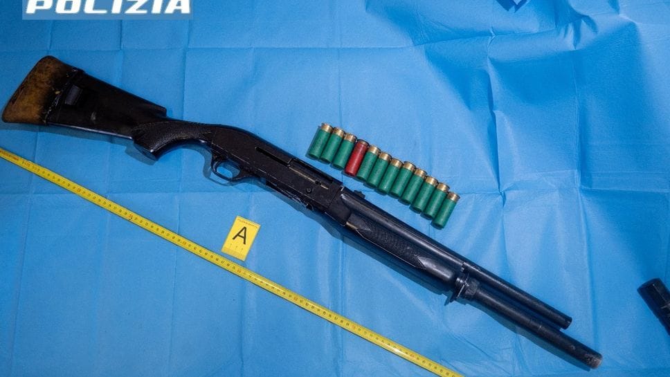Il fucile recuperato dalla polizia Il fucile recuperato dalla polizia