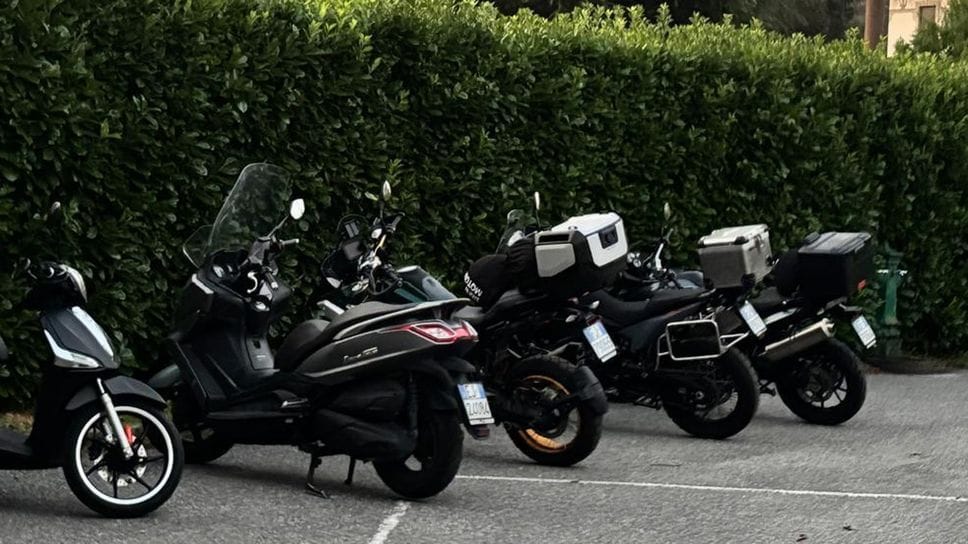 Le moto parcheggiate in via Tre Armi 2 a Bergamo