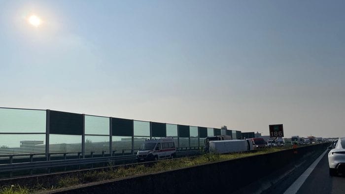 https://storage.ecodibergamo.it/media/photologue/2025/10/9/photos/cache/autostrada-a4-incidente-tra-grumello-e-ponte-oglio-lunghe-code-verso-brescia_5bb1e002-a51e-11f0-ab25-27d30ab876f4_1920_1080_v3_large_16_9.jpeg