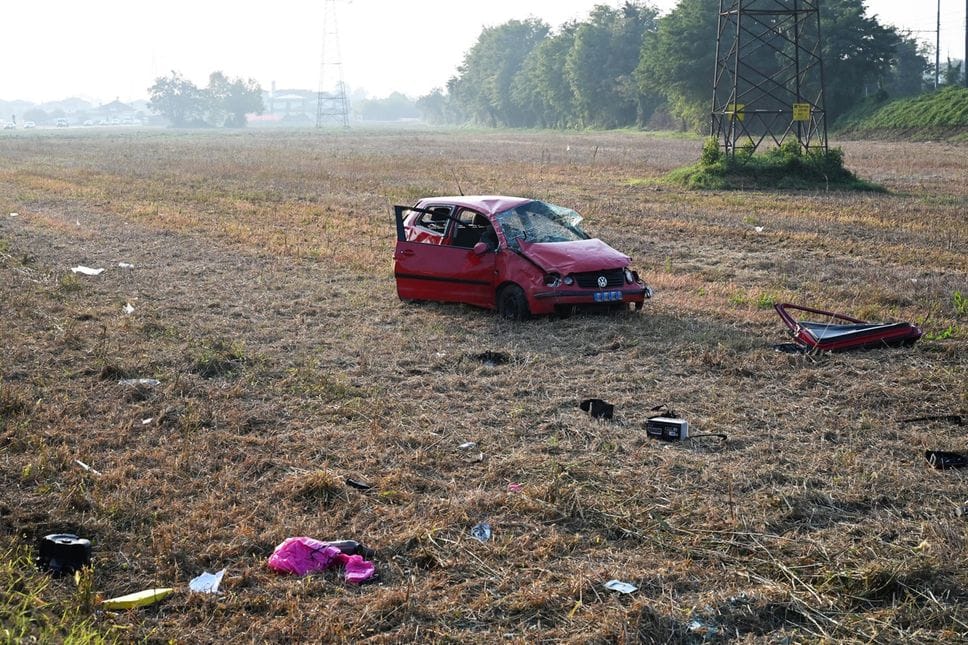 L’auto nel campo dove si è ribaltata
