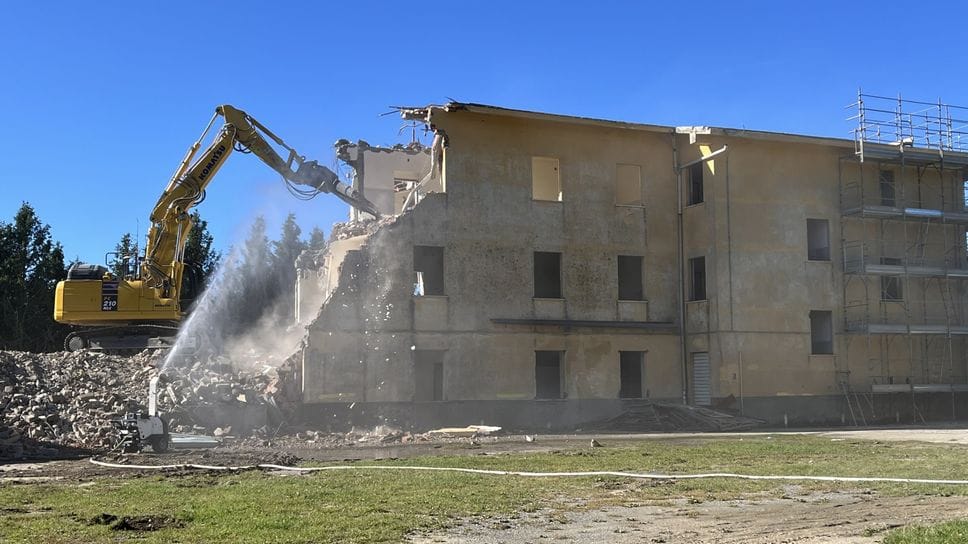 L’avvio della demolizione di gran parte della ex colonia L’avvio della demolizione di gran parte della ex colonia