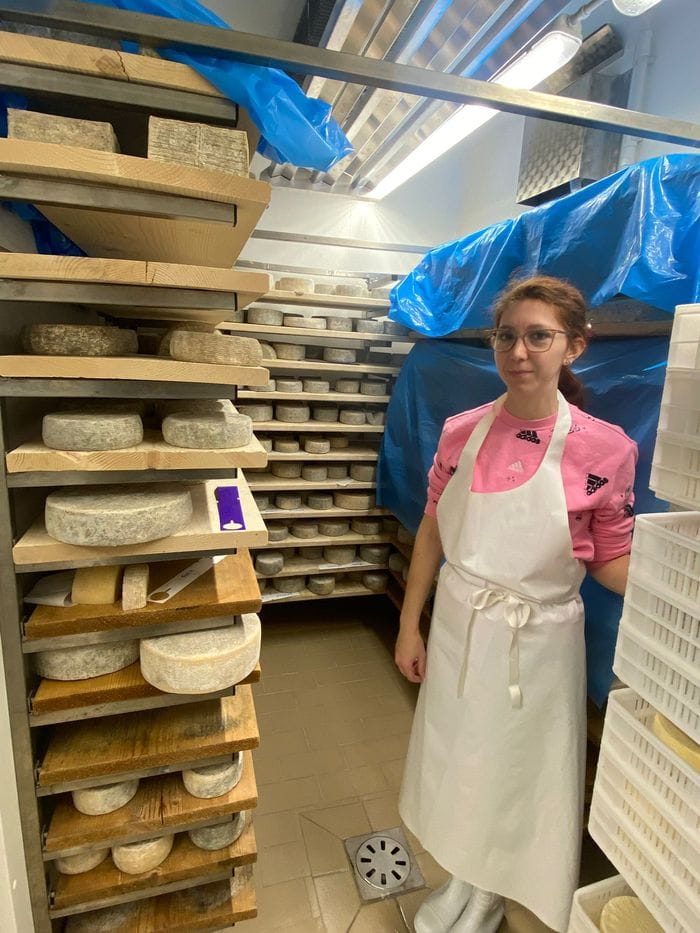 Debora Brembati nella cella frigo del suo spaccio alimentare Debora Brembati nella cella frigo del suo spaccio alimentare