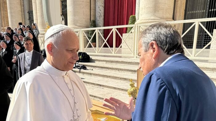 La statua della Cornabusa in dono al Papa. E Leone XIV benedice i piccoli ucraini