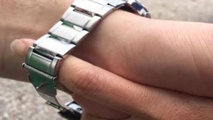 trucco dello specchietto bergamasco scippato in auto di un orologio da 50mila euro a milano