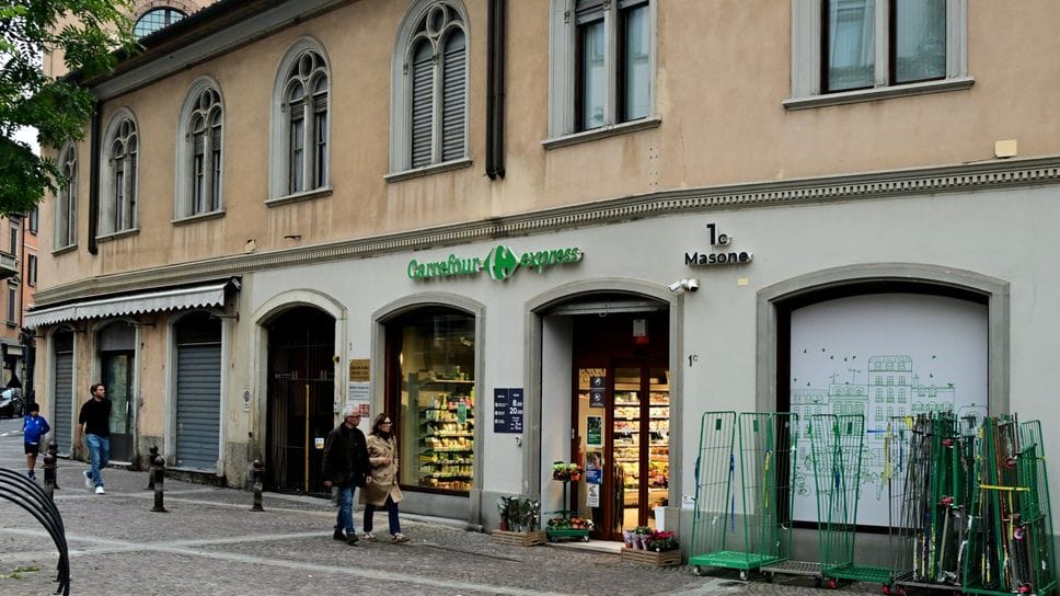 Il Carrefour di via Masone, a Bergamo Il Carrefour di via Masone, a Bergamo