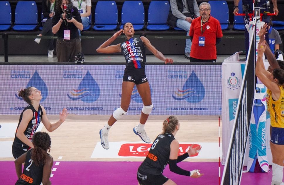 Un attacco della cubana  Cese Montalvo (Bergamo 1991) nel match contro Conegliano