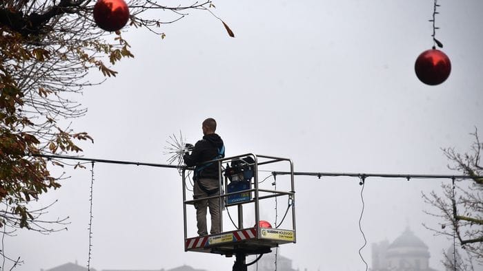 Il Natale si avvicina: montate le luminarie a Bergamo Foto e video Il Natale si avvicina: montate le luminarie a Bergamo Foto e video