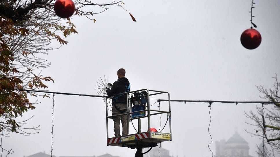 Al lavoro per le luminarie a Bergamo