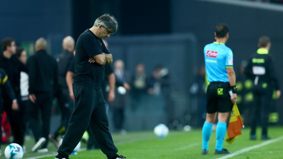 Uno Juric sconsolato a bordo campo Uno Juric sconsolato a bordo campo