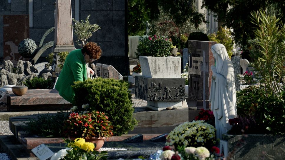 Sono giorni di preghiera e di raccoglimento al cimitero monumentale di Bergamo Sono giorni di preghiera e di raccoglimento al cimitero monumentale di Bergamo