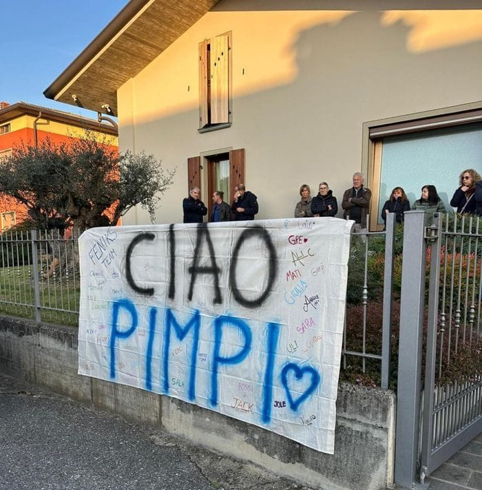 Lo striscione fuori dalla casa di Nicholas