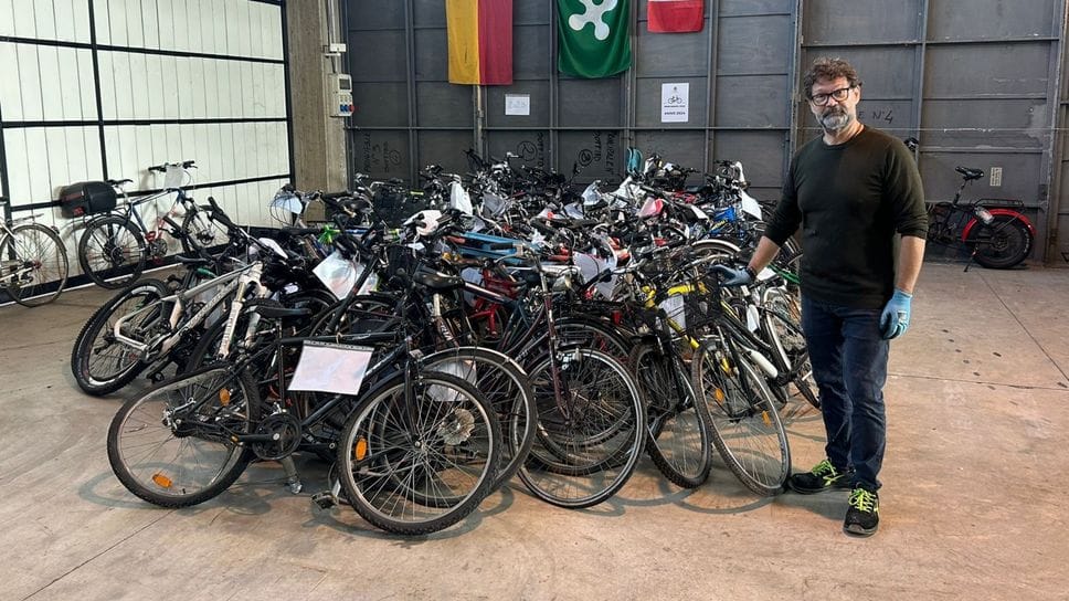 Il primo stock di cento biciclette: verranno sistemate