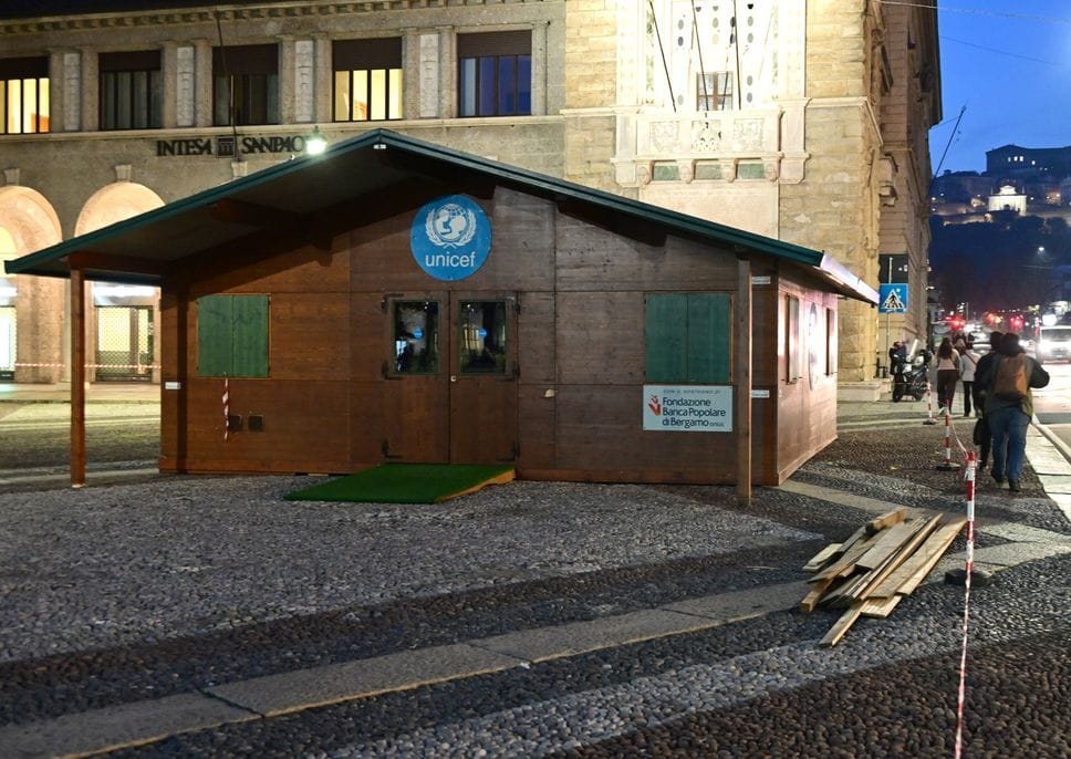 Allestimento della casetta dell’Unicef