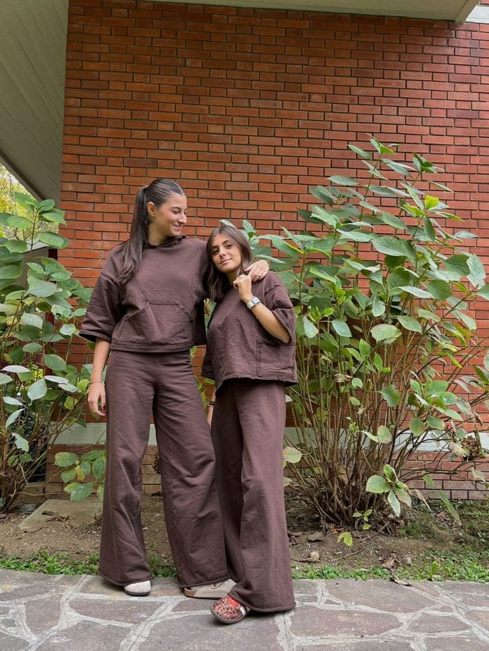 Due giovani modelle con la tuta