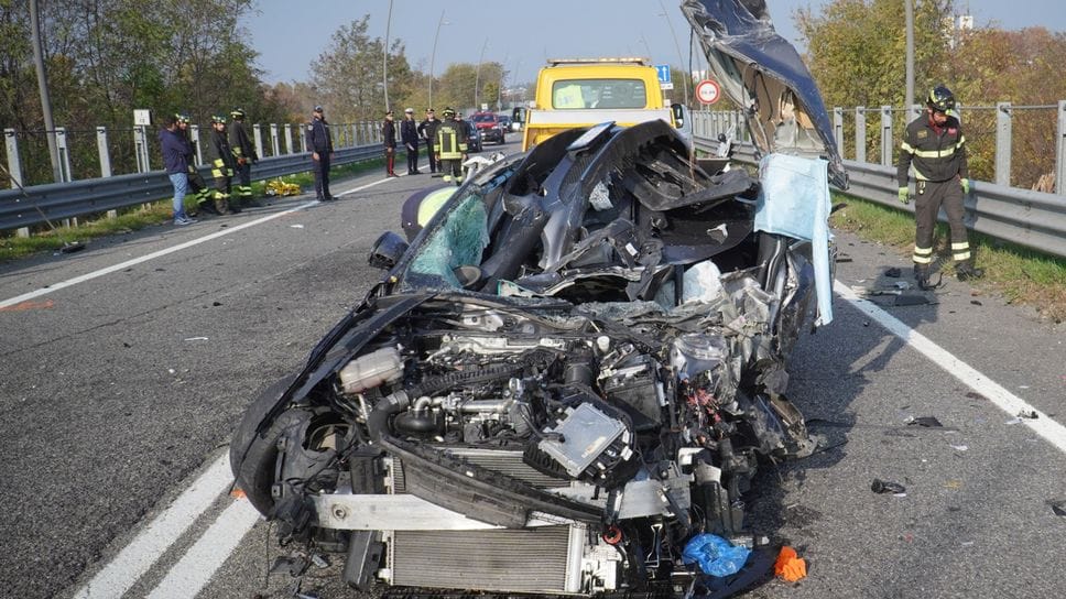 La Mercedes Cla 200d completamente distrutta nel frontale di domenica 9 novembre sulla tangenziale Sud a Stezzano