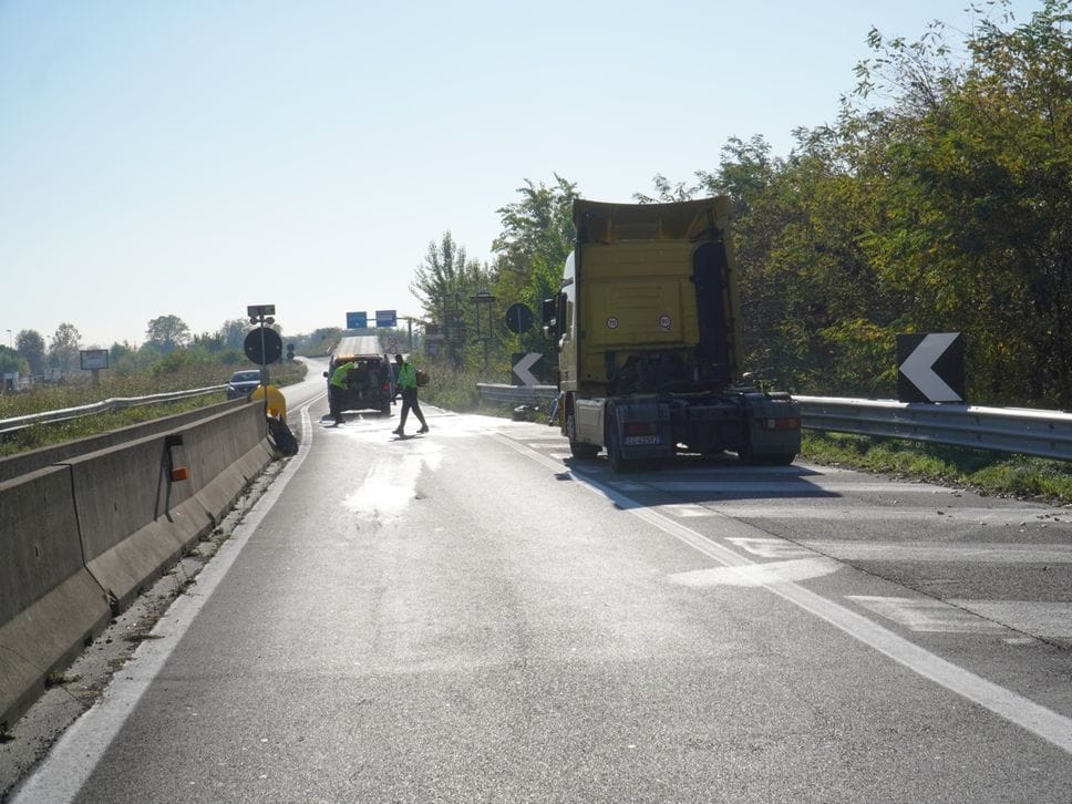 Il Tir è stato l’ultimo mezzo spostato dalla carreggiata a seguito del maxi tamponamento avvenuto nella mattinata di lunedì 10 novembre sulla Cremasca ad Azzano